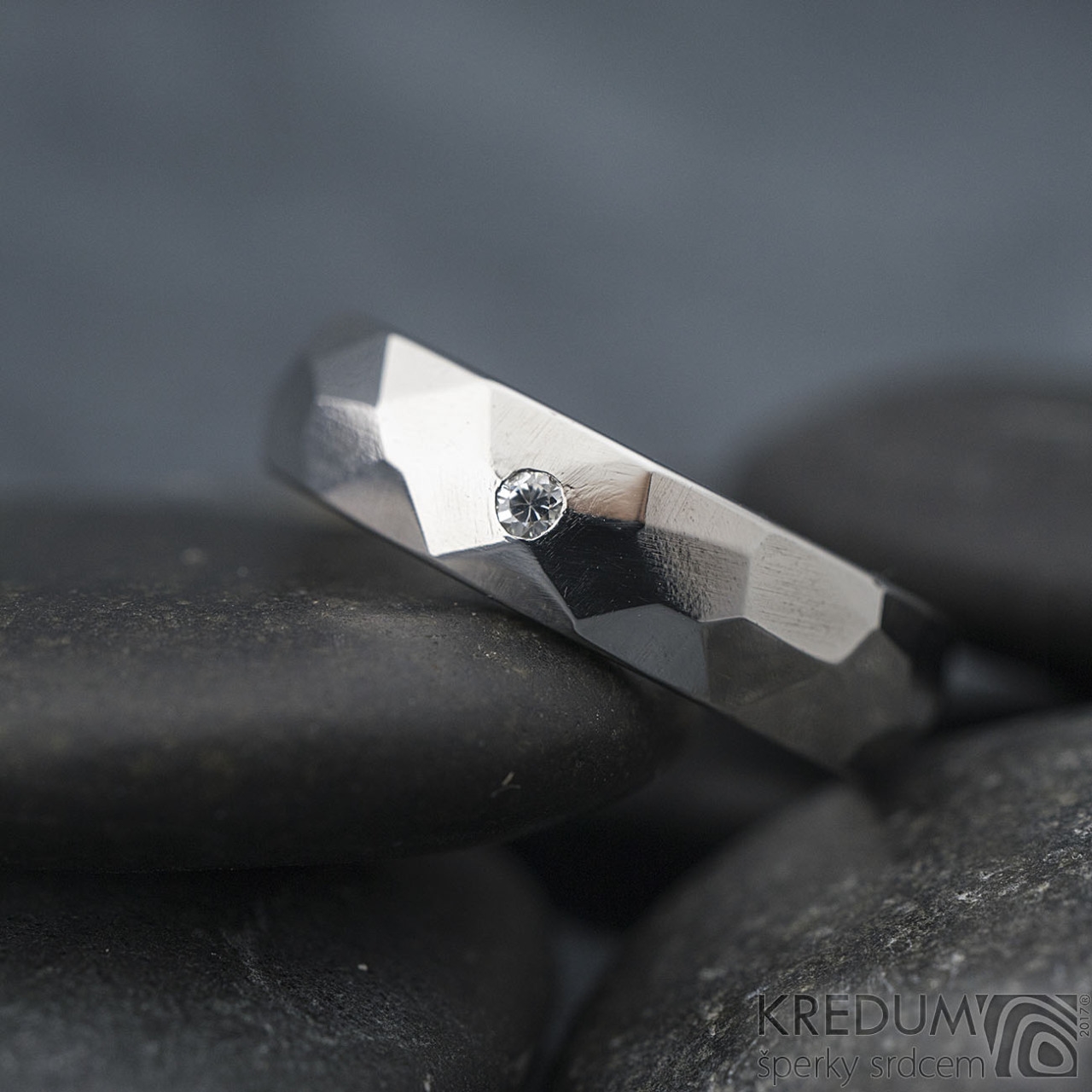 Kovaný titánový prsteň Skalák lesklý, diamant 1.7 mm