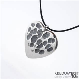 KREDUM® Hynek Kalista Nerezový přívěsek trsátko - Heart tmavé s očkem - KS3034-TM