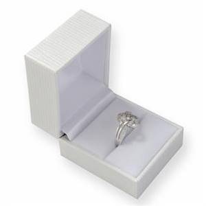 Bílá koženková krabička na prsten