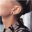 cartilage piercing s řetízkem