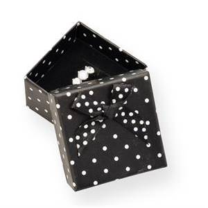 Černá dárková krabička s bílými puntíky