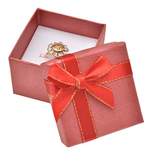 Červená dárková krabička na prsten s mašlí