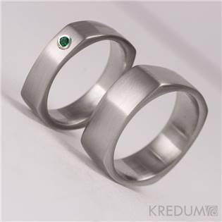 Dámský kovaný ocelový prsten se smaragdem 