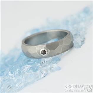 Dámský kovaný titanový prsten Skalák matný, granát