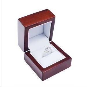 Dřevěná dárková krabička na zásnubní prsten