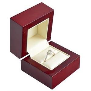 Dřevěná dárková krabička na zásnubní prsten