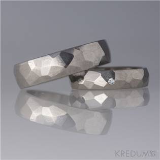 Kované titanové snubní prsteny Rock lesklý, diamant 1.7 mm - pár