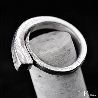 Kovaný Damasteel prsten Tiko
