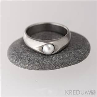 Kovaný nerezový prsten Gracia steel s bílou perlou