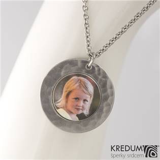 Kovaný ocelový medailon s fotografií