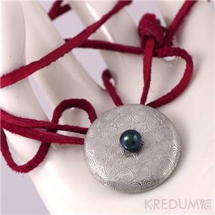 Kovaný přívěsek damasteel - Kerula s perlou