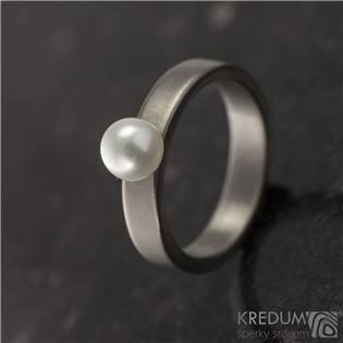 Kovaný titanový prsten s perlou