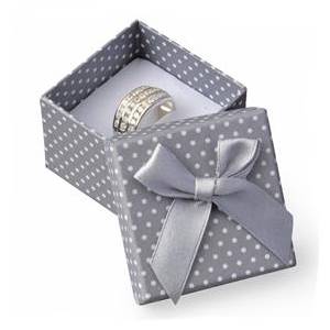 Malá dárková krabička na prsten šedá - bílé puntíky