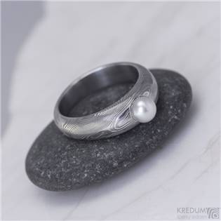 Ručně kovaný prsten damasteel s pravou perlou - Liena
