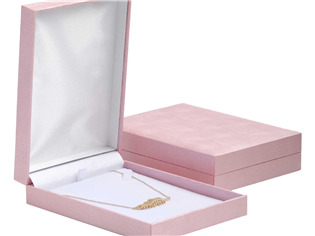 Růžová koženková krabička na náhrdelník