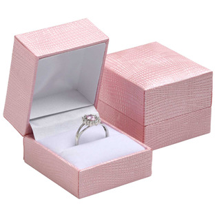 Růžová koženková krabička na prsten