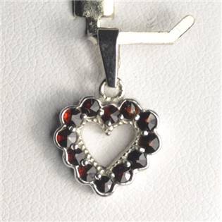 Stříbrný přívěšek srdíčko - český granát