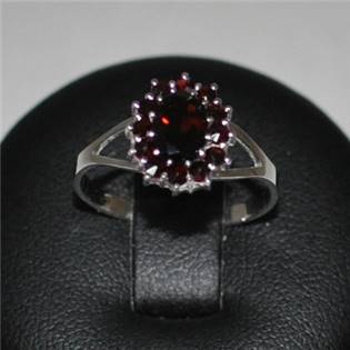 Stříbrný prsten český granát