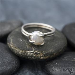 Stříbrný prsten Roots s perlou, vel. 47