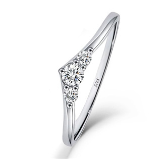 Stříbrný zásnubní prsten s MOISSANITY