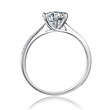 stříbrný zásnubní prsten s moissanity 