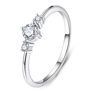Stříbrný zásnubní prsten s MOISSANITY