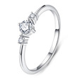 stříbrný zásnubní prsten kulatý moissanit