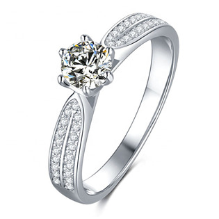 Stříbrný zásnubní prsten s MOISSANITY