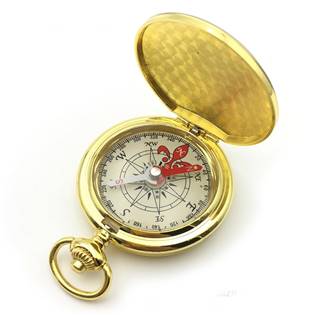 Zlacený kompas v uzavíratelném kovovém pouzdru
